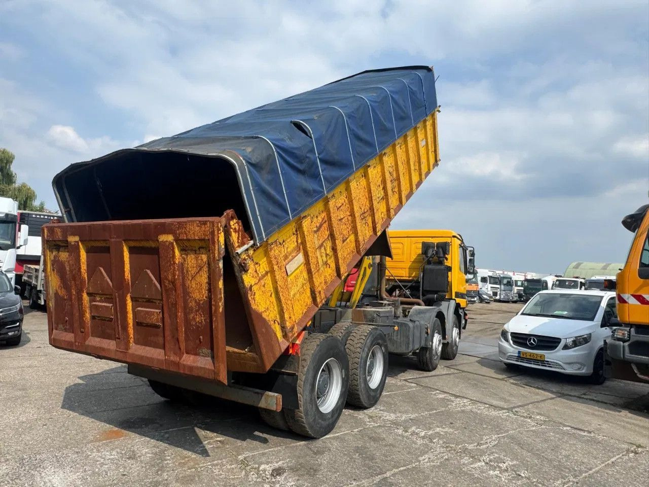 Mercedes-Benz Actros 3235 V6 8X4 Tipper Spring/Spring Manual G - Truk jungkit: gambar 4 Mercedes-Benz Actros 3235 V6 8X4 Tipper Spring/Spring Manual G - Truk jungkit: gambar 4