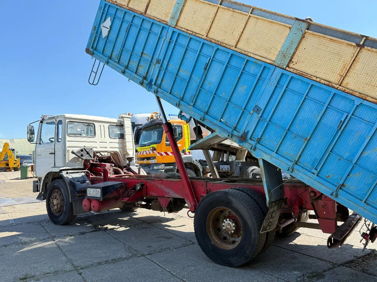 Renault G230 4X2 Tipper Spring/Spring Manual Gearbox - Truk jungkit: gambar 3 Renault G230 4X2 Tipper Spring/Spring Manual Gearbox - Truk jungkit: gambar 3