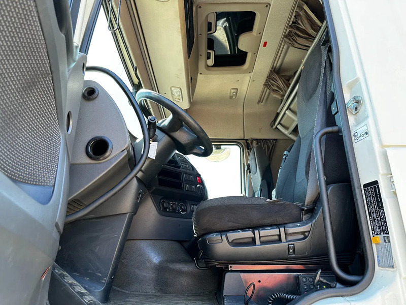 Tractor head DAF XF 460 4X2 Tractor-unit Spring/Air Retarder ACC Euro6: gambar 9 Tractor head DAF XF 460 4X2 Tractor-unit Spring/Air Retarder ACC Euro6: gambar 9