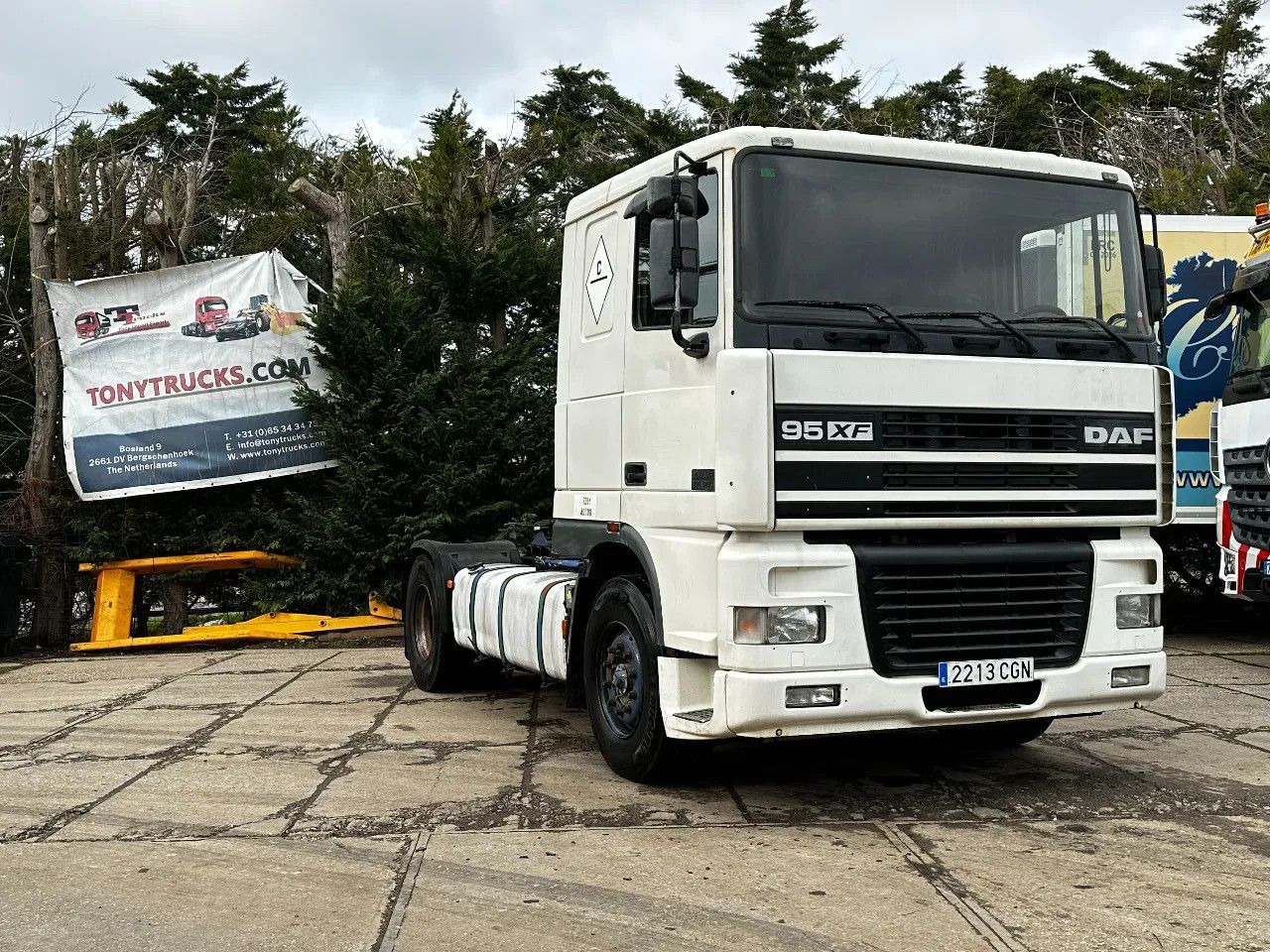 DAF XF 95.380 4X2 Tractor-unit Spring/Air ZF Manual DAF XF 95.380 4X2 Tractor-unit Spring/Air ZF Manual - Tractor head: gambar 1 DAF XF 95.380 4X2 Tractor-unit Spring/Air ZF Manual DAF XF 95.380 4X2 Tractor-unit Spring/Air ZF Manual - Tractor head: gambar 1