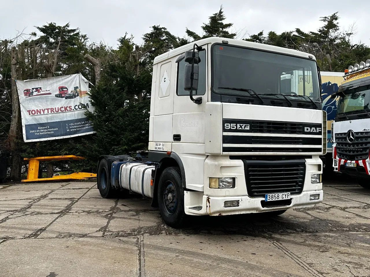 DAF XF 95.380 4X2 Tractor-unit Spring/Air ZF Manual DAF XF 95.380 4X2 Tractor-unit Spring/Air ZF Manual - Tractor head: gambar 1 DAF XF 95.380 4X2 Tractor-unit Spring/Air ZF Manual DAF XF 95.380 4X2 Tractor-unit Spring/Air ZF Manual - Tractor head: gambar 1