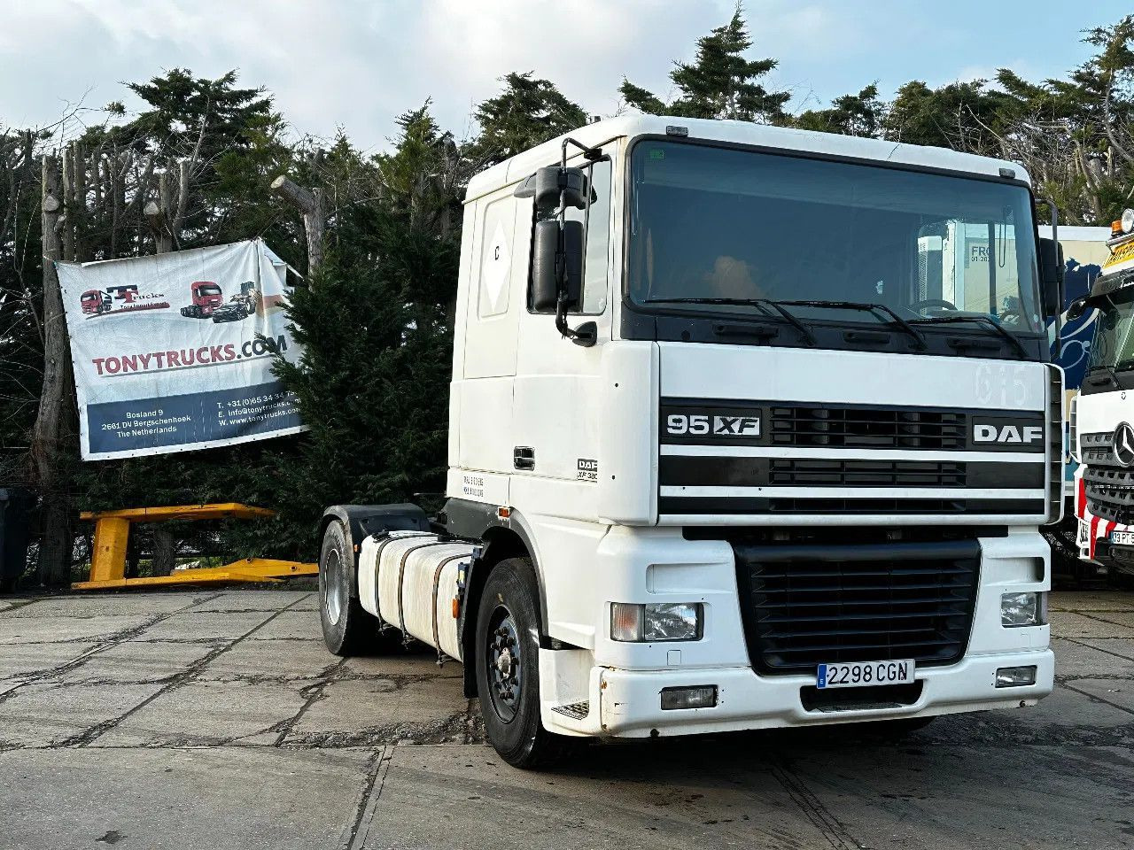 DAF XF 95.380 4X2 Tractor-unit Spring/Air ZF Manual DAF XF 95.380 4X2 Tractor-unit Spring/Air ZF Manual - Tractor head: gambar 1 DAF XF 95.380 4X2 Tractor-unit Spring/Air ZF Manual DAF XF 95.380 4X2 Tractor-unit Spring/Air ZF Manual - Tractor head: gambar 1