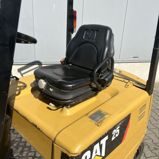 Caterpillar EP25K-PAC - Forklift listrik: gambar 5 Caterpillar EP25K-PAC - Forklift listrik: gambar 5