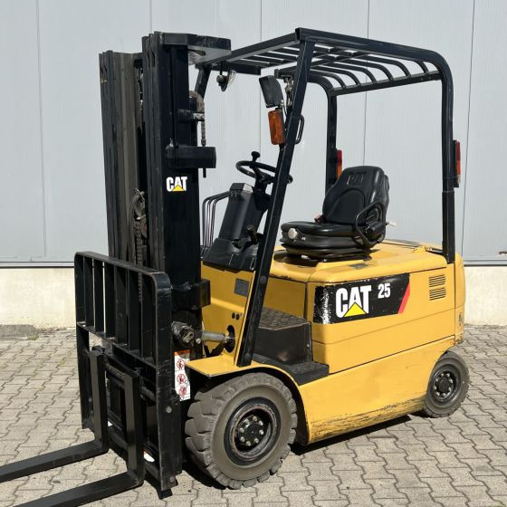Caterpillar EP25K-PAC - Forklift listrik: gambar 1 Caterpillar EP25K-PAC - Forklift listrik: gambar 1