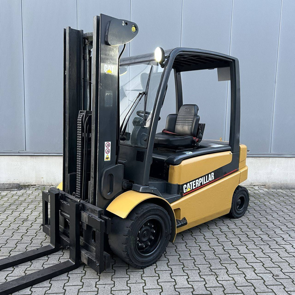Caterpillar EP50 - Forklift listrik: gambar 1 Caterpillar EP50 - Forklift listrik: gambar 1