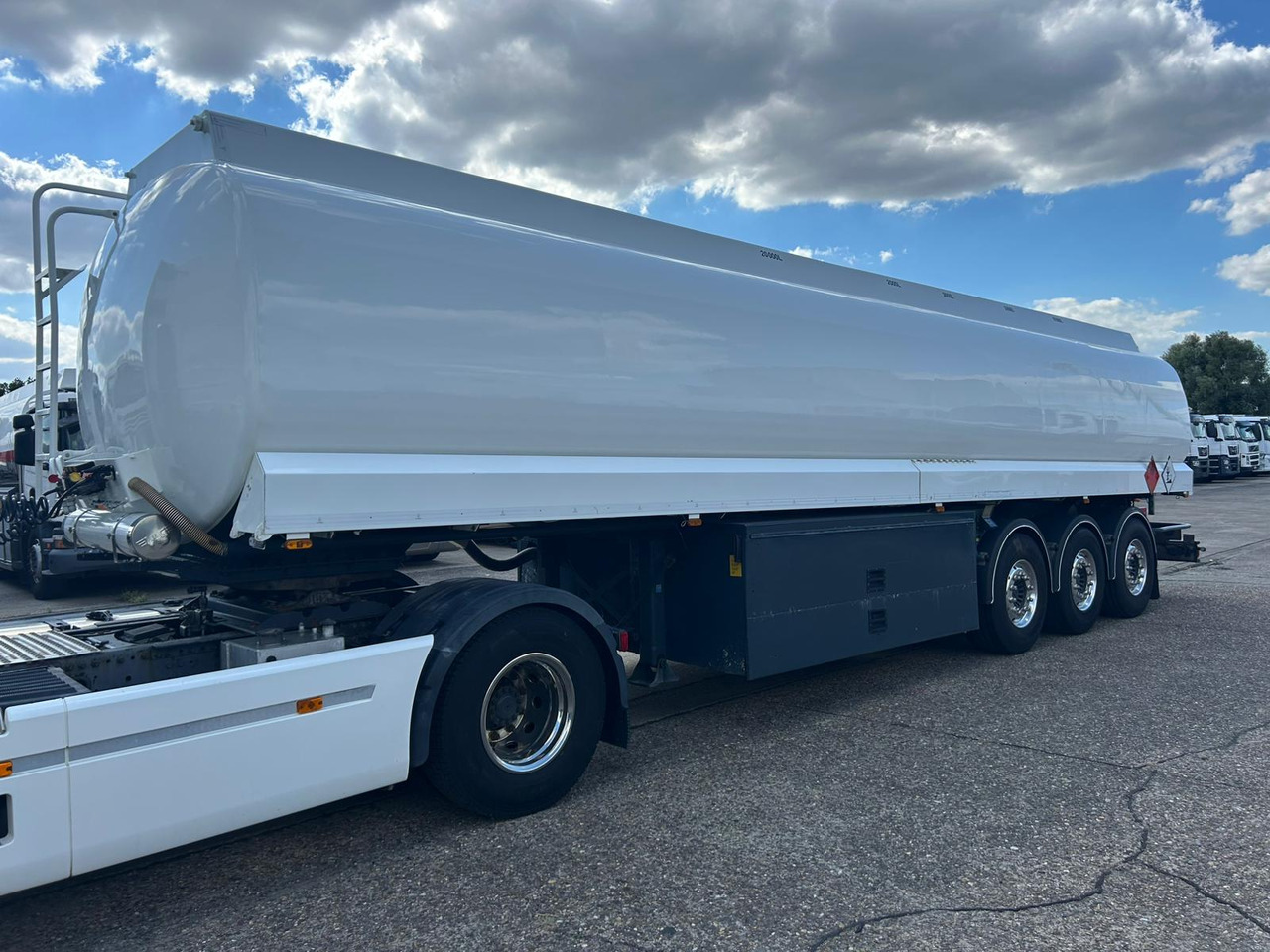 LAG - Semi-trailer tangki: gambar 1 LAG - Semi-trailer tangki: gambar 1