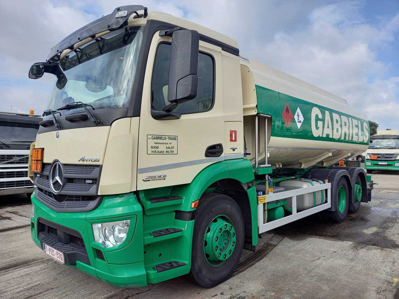 MERCEDES ANTOS - Truk tangki: gambar 1 MERCEDES ANTOS - Truk tangki: gambar 1