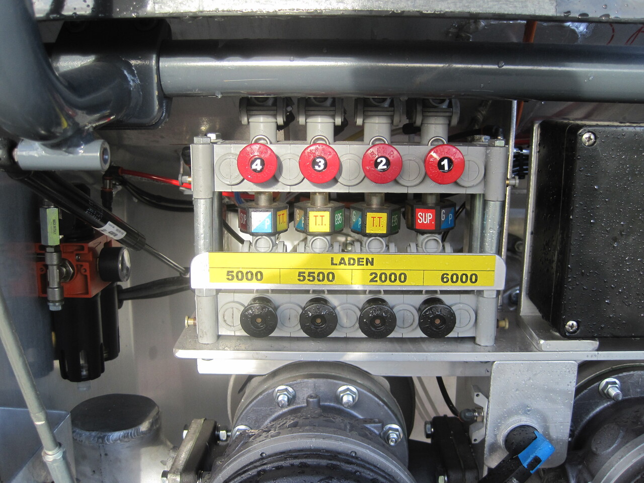 SCANIA G370 - Truk tangki: gambar 4 SCANIA G370 - Truk tangki: gambar 4