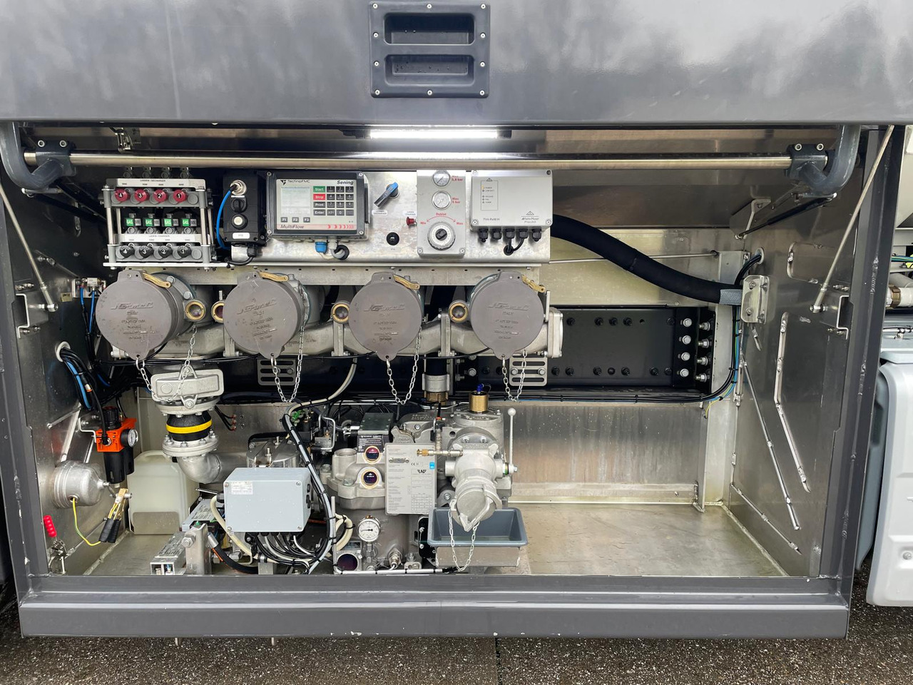 SCANIA P370 - Truk tangki: gambar 2 SCANIA P370 - Truk tangki: gambar 2