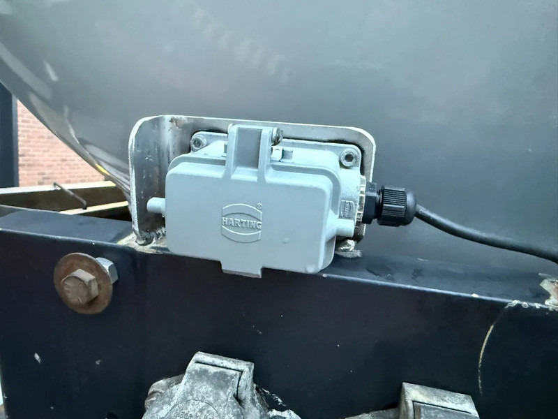 Semi-trailer tangki Vogelzang 36.5m3 RVS Mestoplegger Geijkte weging Bemonstering 2x Stuuras: gambar 20 Semi-trailer tangki Vogelzang 36.5m3 RVS Mestoplegger Geijkte weging Bemonstering 2x Stuuras: gambar 20