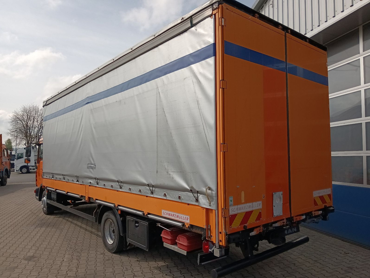 MAN TGL 12.210 4x2 KLIMA,AHK, 7,3m SCHWARZMÜLLER TÜV - Truk dengan terpal samping: gambar 3 MAN TGL 12.210 4x2 KLIMA,AHK, 7,3m SCHWARZMÜLLER TÜV - Truk dengan terpal samping: gambar 3