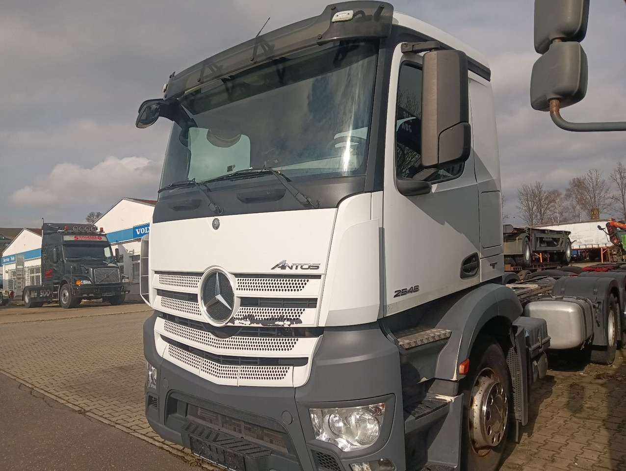 Mercedes-Benz ANTOS 2545 6x2 Lenkachse Luft/Luft PTO AHK - Truk sasis: gambar 1 Mercedes-Benz ANTOS 2545 6x2 Lenkachse Luft/Luft PTO AHK - Truk sasis: gambar 1