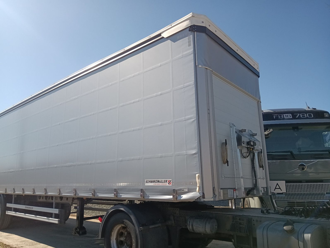 Schwarzmüller ASSE STERZANTE, TETTUCIO APRIBILE HUBDACH LENKAC - Semi-trailer dengan terpal samping: gambar 4 Schwarzmüller ASSE STERZANTE, TETTUCIO APRIBILE HUBDACH LENKAC - Semi-trailer dengan terpal samping: gambar 4