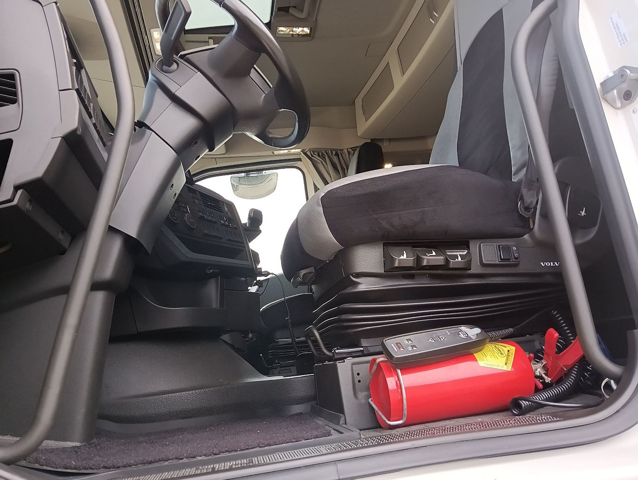 Volvo FH500 8x4R RETARDER LIFT MEILLER-Asphalt FunkAHK - Truk jungkit: gambar 5 Volvo FH500 8x4R RETARDER LIFT MEILLER-Asphalt FunkAHK - Truk jungkit: gambar 5