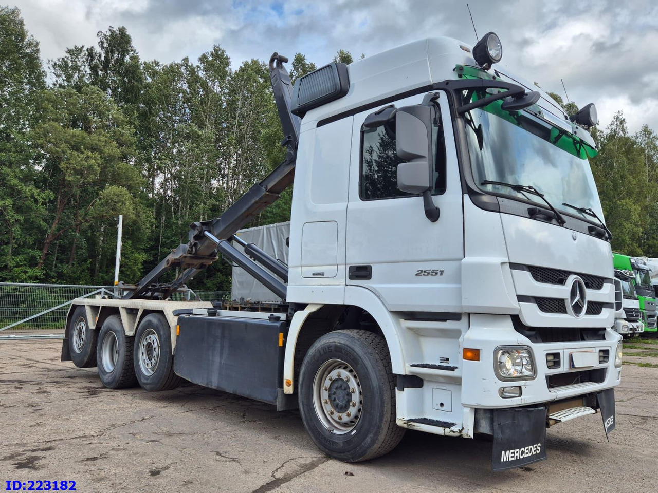 MERCEDES-BENZ Actros 2551 8x2 V8 Retarder - Hook lift: gambar 4 MERCEDES-BENZ Actros 2551 8x2 V8 Retarder - Hook lift: gambar 4