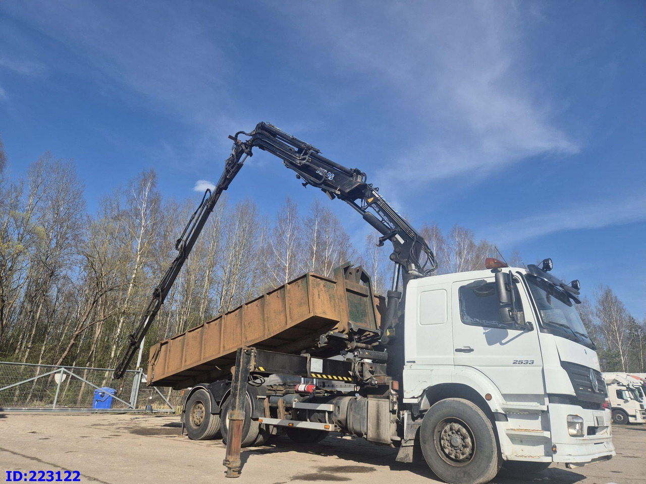 MERCEDES-BENZ Axor 2533 6x2 + Atlas 332.3E Crane - Truk jungkit: gambar 4 MERCEDES-BENZ Axor 2533 6x2 + Atlas 332.3E Crane - Truk jungkit: gambar 4