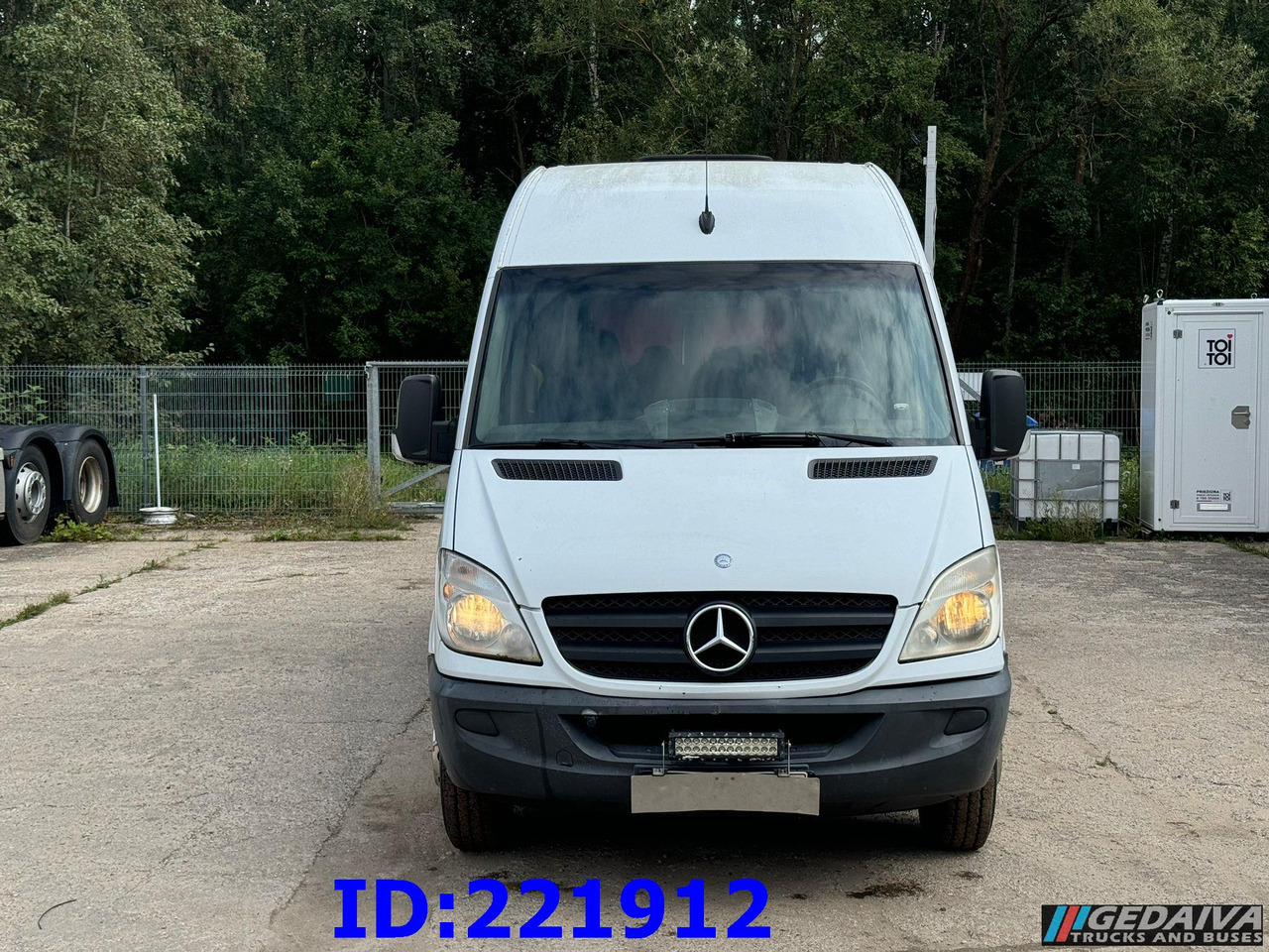 MERCEDES-BENZ Sprinter 518 VIP 17-Place - Bus pariwisata: gambar 2 MERCEDES-BENZ Sprinter 518 VIP 17-Place - Bus pariwisata: gambar 2