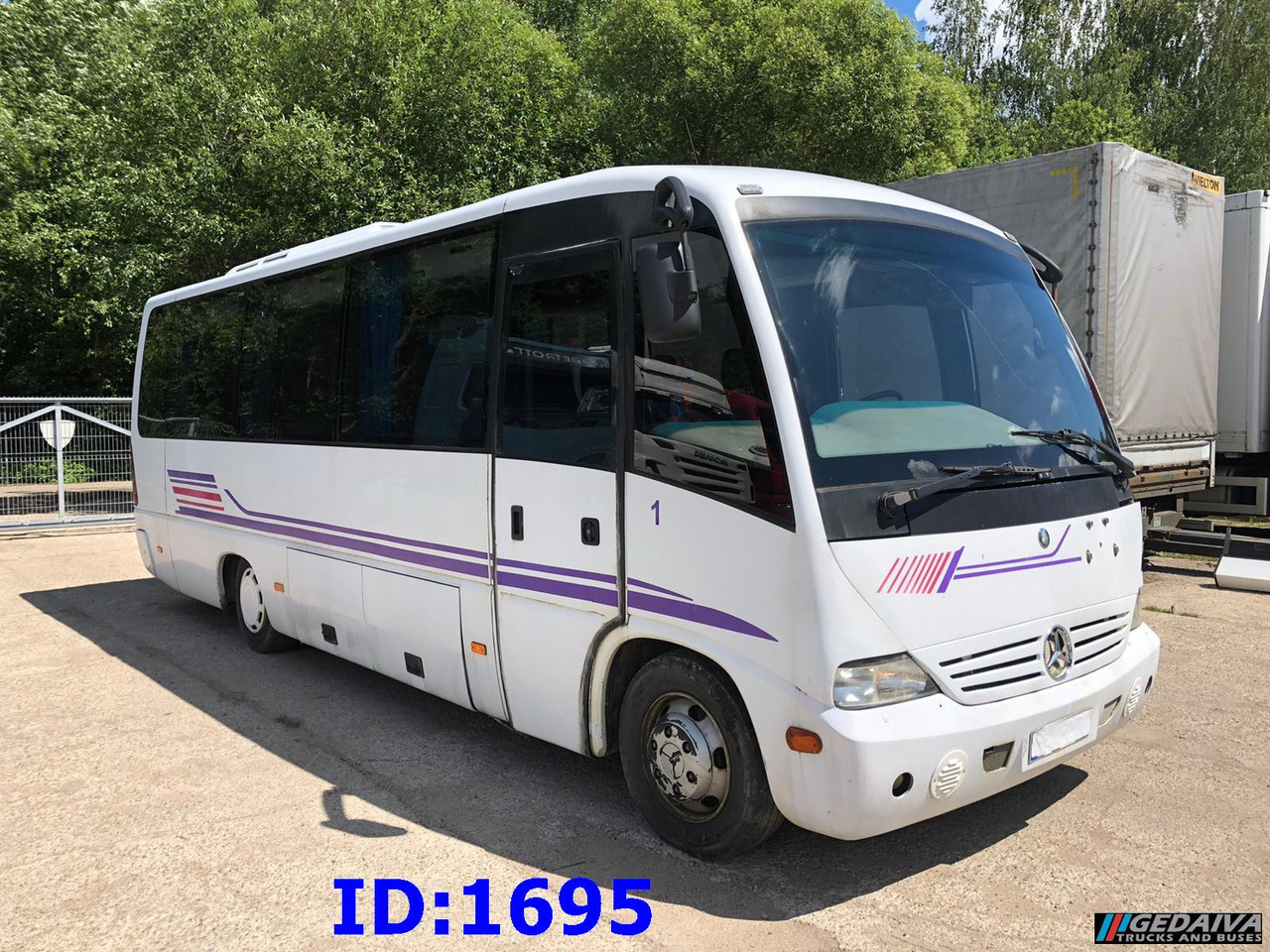 MERCEDES-BENZ Vario Medio 815 30-Seater - Bus pariwisata: gambar 1 MERCEDES-BENZ Vario Medio 815 30-Seater - Bus pariwisata: gambar 1