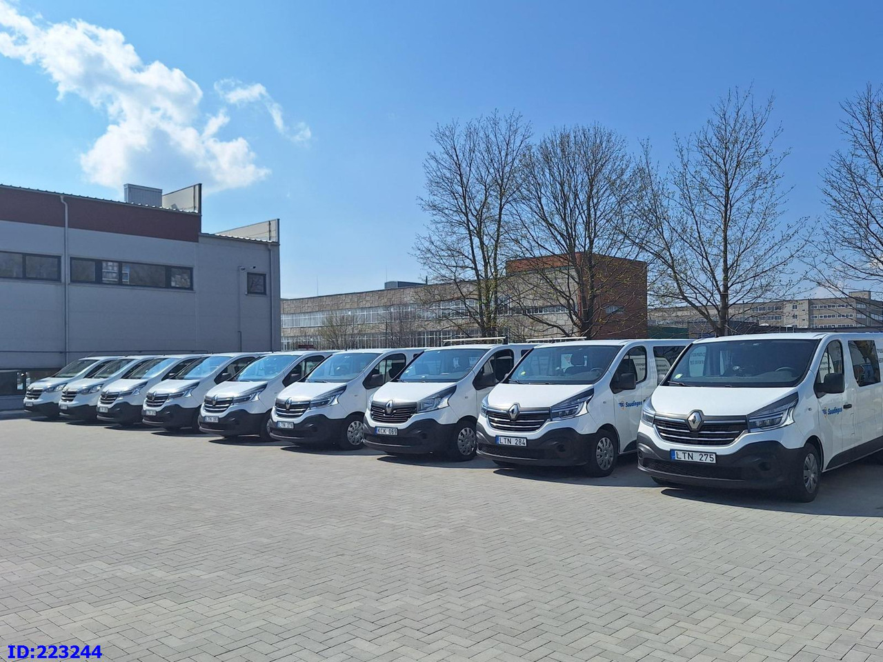 RENAULT Trafic (6pcs. available) - Van kombi: gambar 4 RENAULT Trafic (6pcs. available) - Van kombi: gambar 4