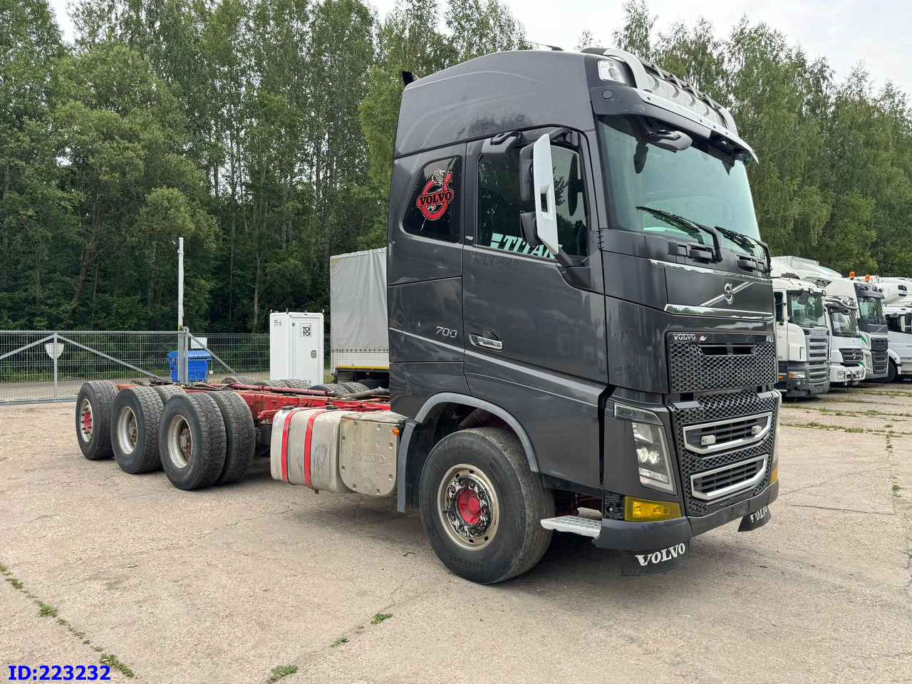 VOLVO FH16 700HP 8X4 Big Axles - Truk sasis: gambar 4 VOLVO FH16 700HP 8X4 Big Axles - Truk sasis: gambar 4