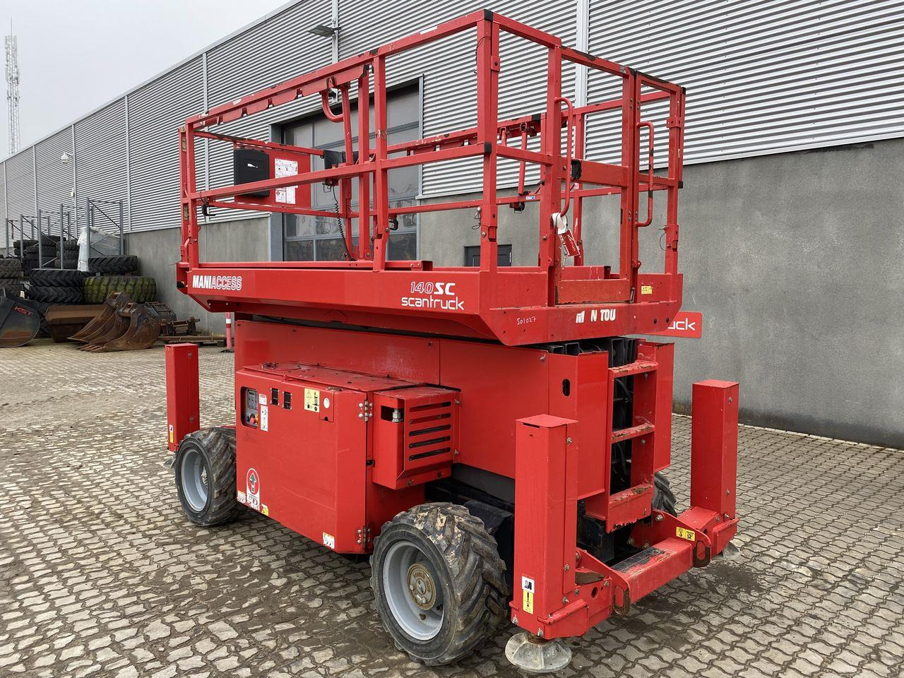 Manitou 140SC - Scissor lifts: gambar 2 Manitou 140SC - Scissor lifts: gambar 2