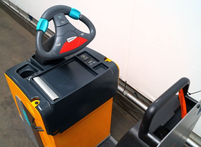 Jungheinrich EZS130 - Traktor derek: gambar 3 Jungheinrich EZS130 - Traktor derek: gambar 3