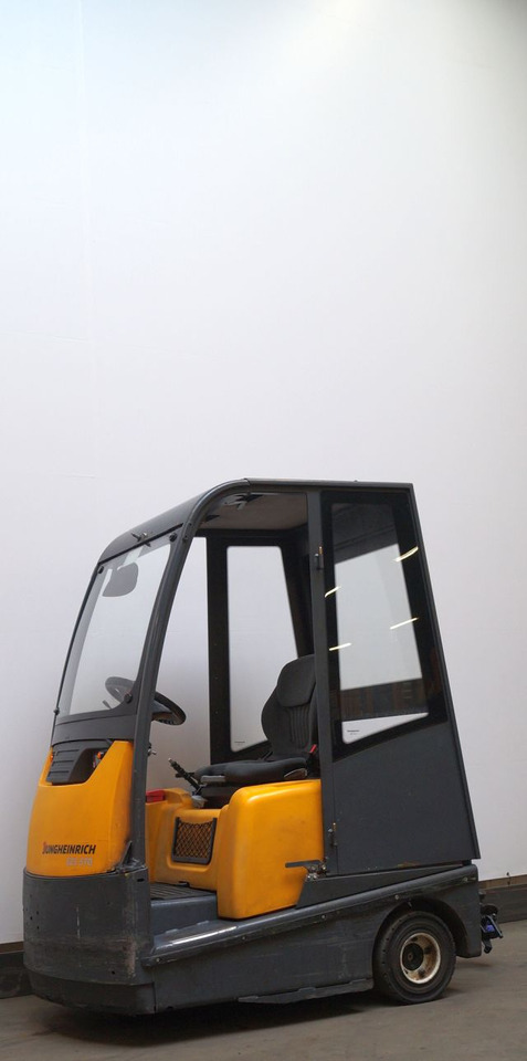 Jungheinrich EZS570 - Traktor derek: gambar 1 Jungheinrich EZS570 - Traktor derek: gambar 1