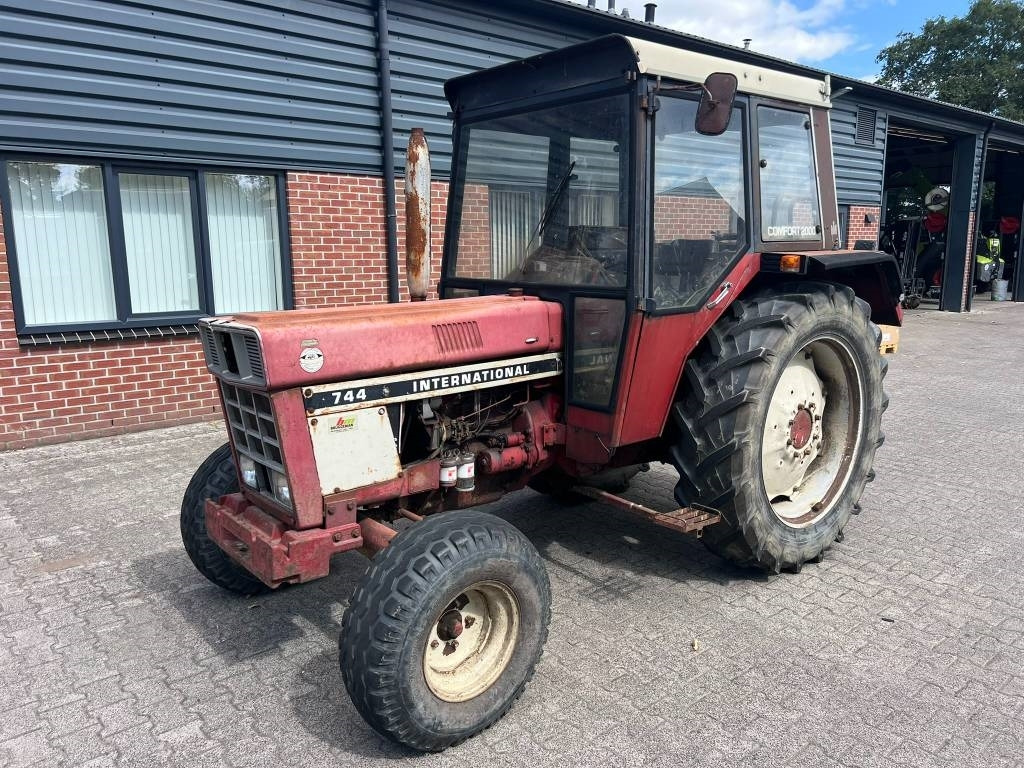 International 744 - Traktor: gambar 1 International 744 - Traktor: gambar 1
