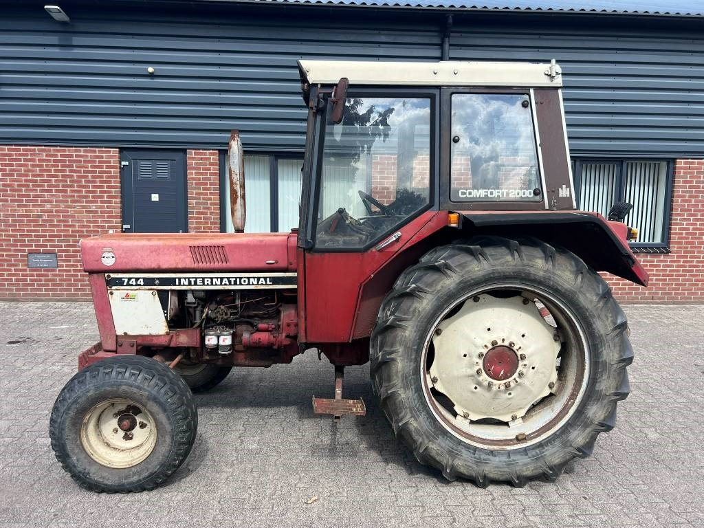 International 744 - Traktor: gambar 2 International 744 - Traktor: gambar 2