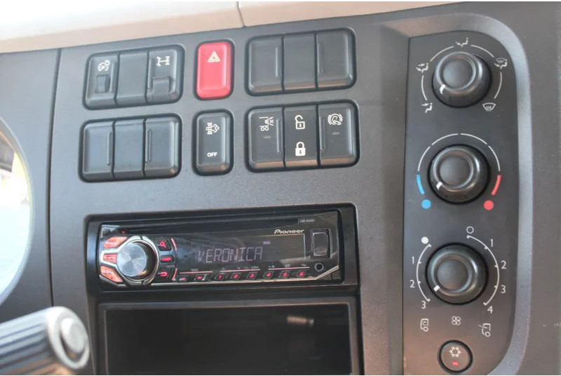 Truk box DAF LF 180 + Euro 6 + Dhollandia Lift + 12t: gambar 12