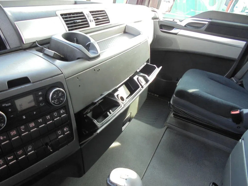 MAN TGS 26.440 + Euro 5 + Manual - Truk dengan terpal samping: gambar 4 MAN TGS 26.440 + Euro 5 + Manual - Truk dengan terpal samping: gambar 4