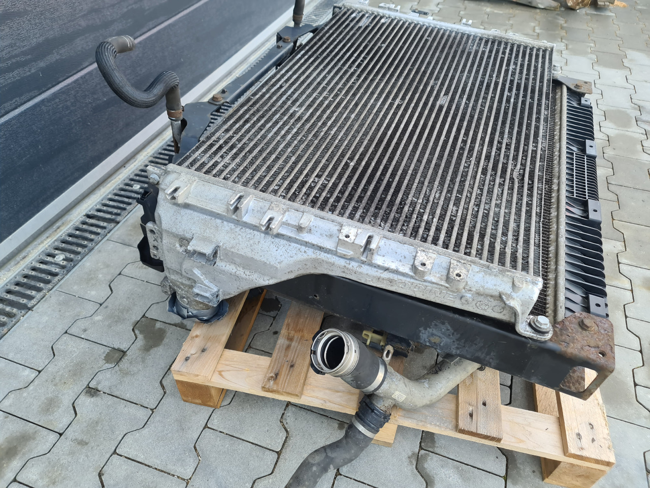 MERCEDES ATEGO ANTOS / EURO 6 / COOLER SET / INTERCOOLER / WATER COOLER / WORLDWIDE DELIVERY - Radiator: gambar 4 MERCEDES ATEGO ANTOS / EURO 6 / COOLER SET / INTERCOOLER / WATER COOLER / WORLDWIDE DELIVERY - Radiator: gambar 4