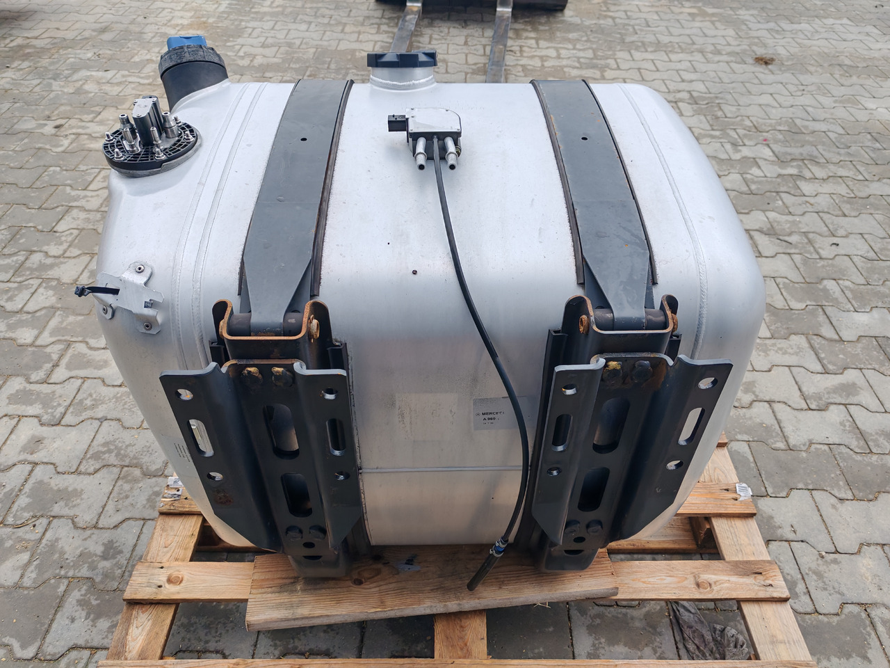 MERCEDES-BENZ ACTROS MP4 / FUEL & ADBLUE TANK / 300L - Tangki bahan bakar: gambar 5 MERCEDES-BENZ ACTROS MP4 / FUEL & ADBLUE TANK / 300L - Tangki bahan bakar: gambar 5