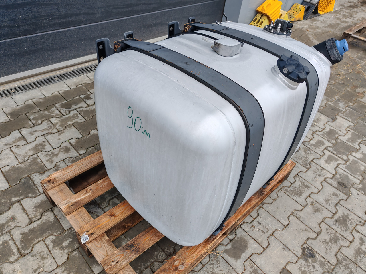 MERCEDES-BENZ ACTROS MP4 / FUEL & ADBLUE TANK / 300L - Tangki bahan bakar: gambar 3 MERCEDES-BENZ ACTROS MP4 / FUEL & ADBLUE TANK / 300L - Tangki bahan bakar: gambar 3