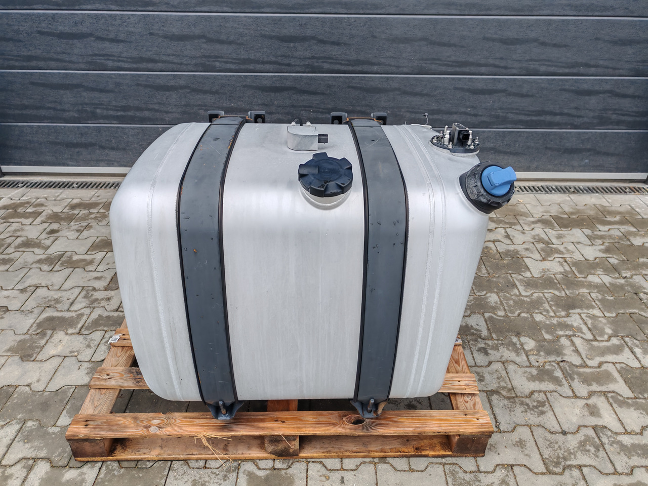 MERCEDES-BENZ ACTROS MP4 / FUEL & ADBLUE TANK / 300L - Tangki bahan bakar: gambar 2 MERCEDES-BENZ ACTROS MP4 / FUEL & ADBLUE TANK / 300L - Tangki bahan bakar: gambar 2