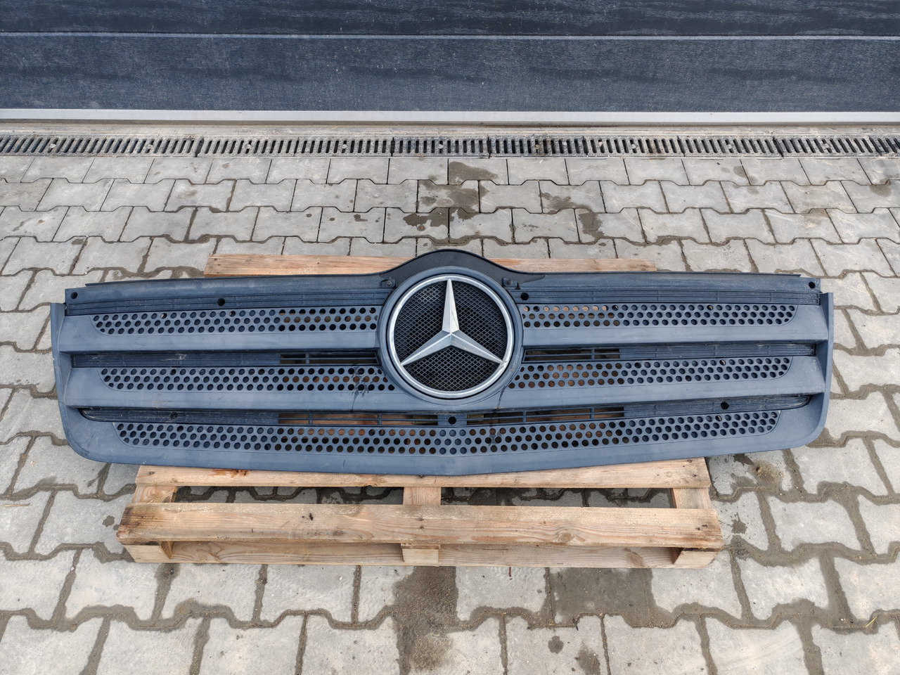 MERCEDES-BENZ ATEGO MP4 EURO 6 / FRONT GRILL - Panggangan: gambar 2 MERCEDES-BENZ ATEGO MP4 EURO 6 / FRONT GRILL - Panggangan: gambar 2