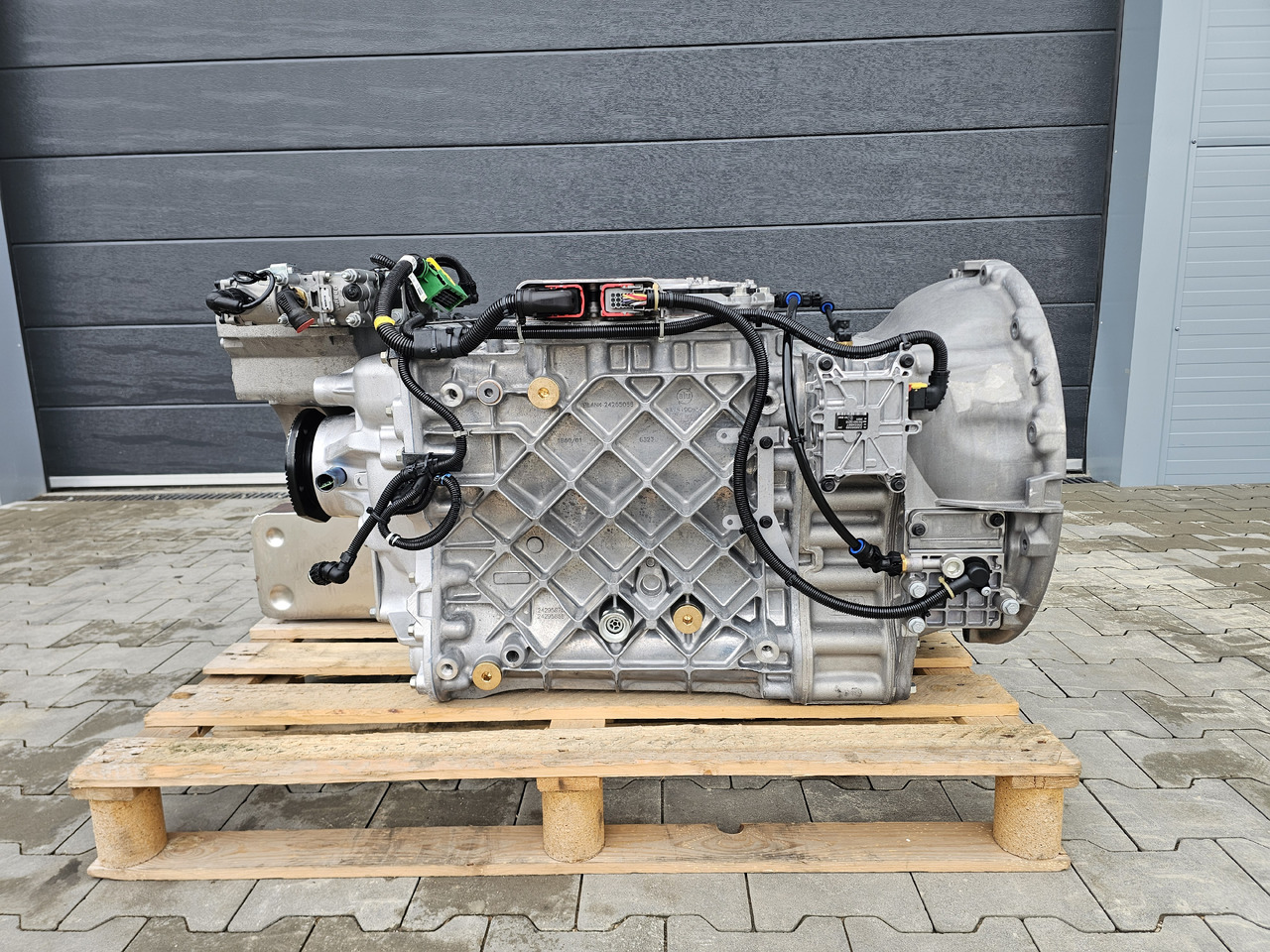 RENAULT VOLVO GEARBOX / AT2612 G TRAG-G / RETARDER / NEVER USED / WORLDWIDE DELIVERY - Gearbox: gambar 1 RENAULT VOLVO GEARBOX / AT2612 G TRAG-G / RETARDER / NEVER USED / WORLDWIDE DELIVERY - Gearbox: gambar 1