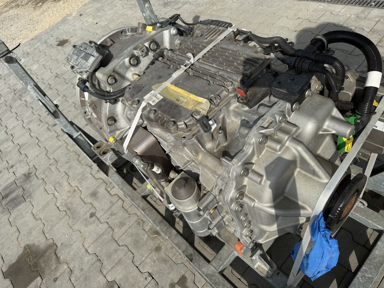 Gearbox untuk Bus kota VOLVO BUS HYBRID Automatic gearbox AT2412F electric motor EMDS120 (EMD300B) / NEW: gambar 8