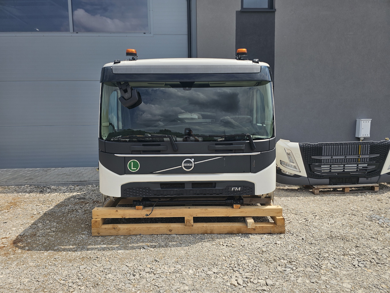 VOLVO FM5 LOW ROOF / L2 H1 / COMPLETE CAB / 2022 - Kabin: gambar 3 VOLVO FM5 LOW ROOF / L2 H1 / COMPLETE CAB / 2022 - Kabin: gambar 3