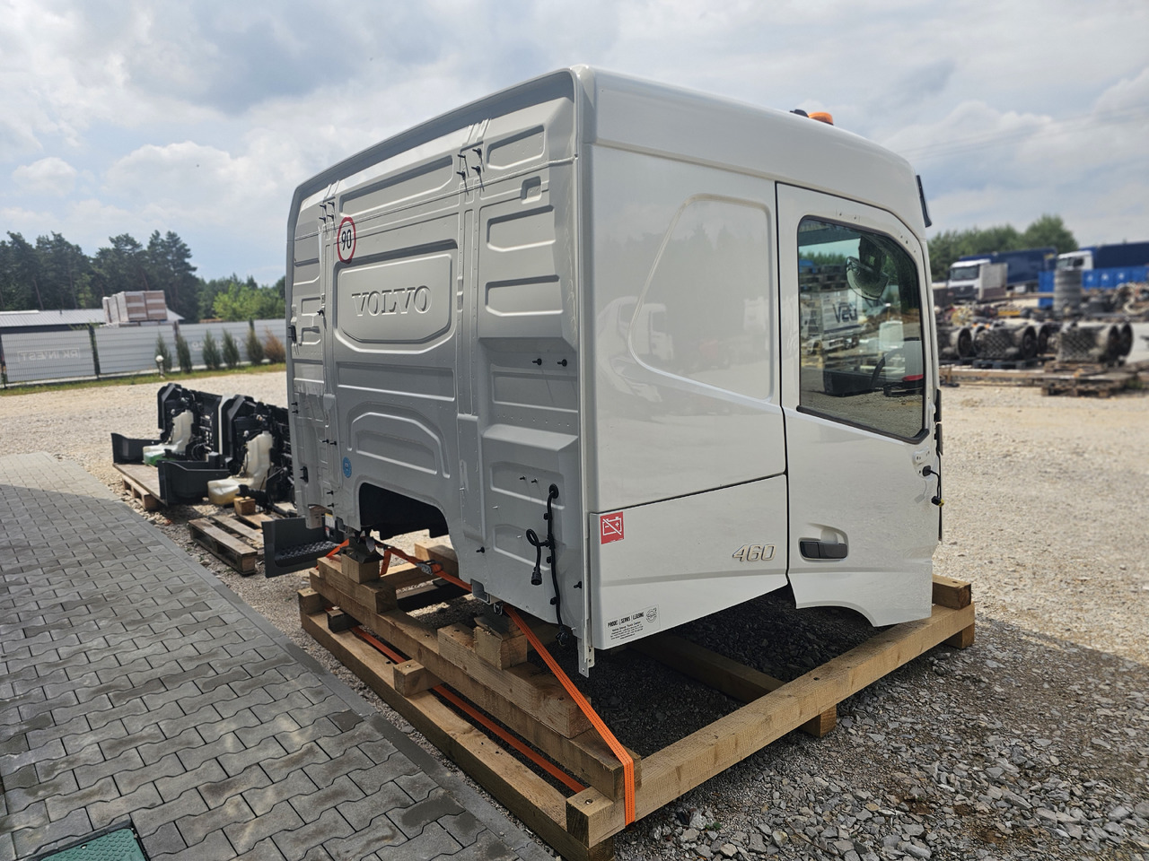 VOLVO FM5 LOW ROOF / L2 H1 / COMPLETE CAB / 2022 - Kabin: gambar 5 VOLVO FM5 LOW ROOF / L2 H1 / COMPLETE CAB / 2022 - Kabin: gambar 5