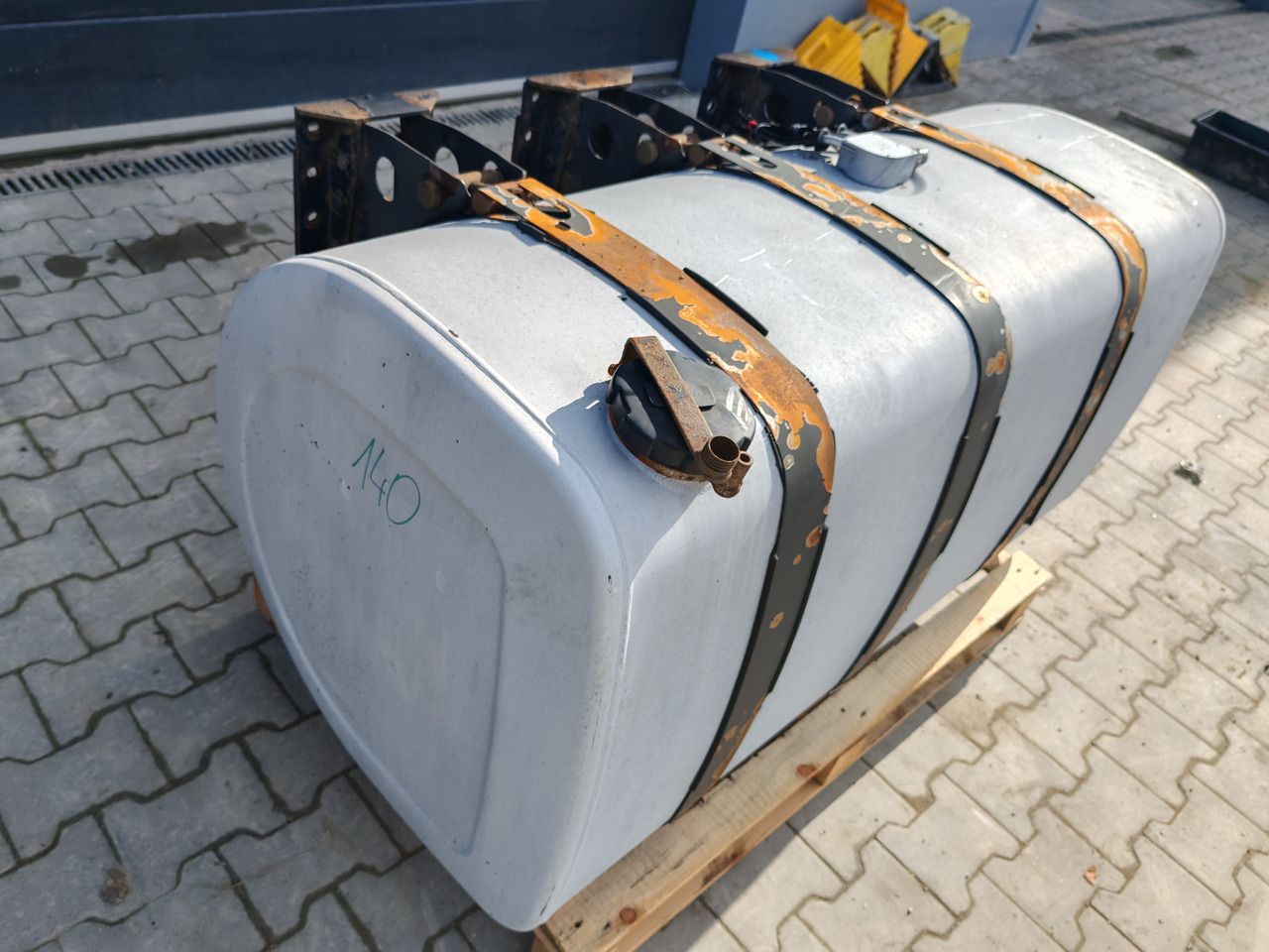 VOLVO RENAULT / ALU FUEL TANK 143x69x71 / 570L / 20503509 - Tangki bahan bakar: gambar 3 VOLVO RENAULT / ALU FUEL TANK 143x69x71 / 570L / 20503509 - Tangki bahan bakar: gambar 3