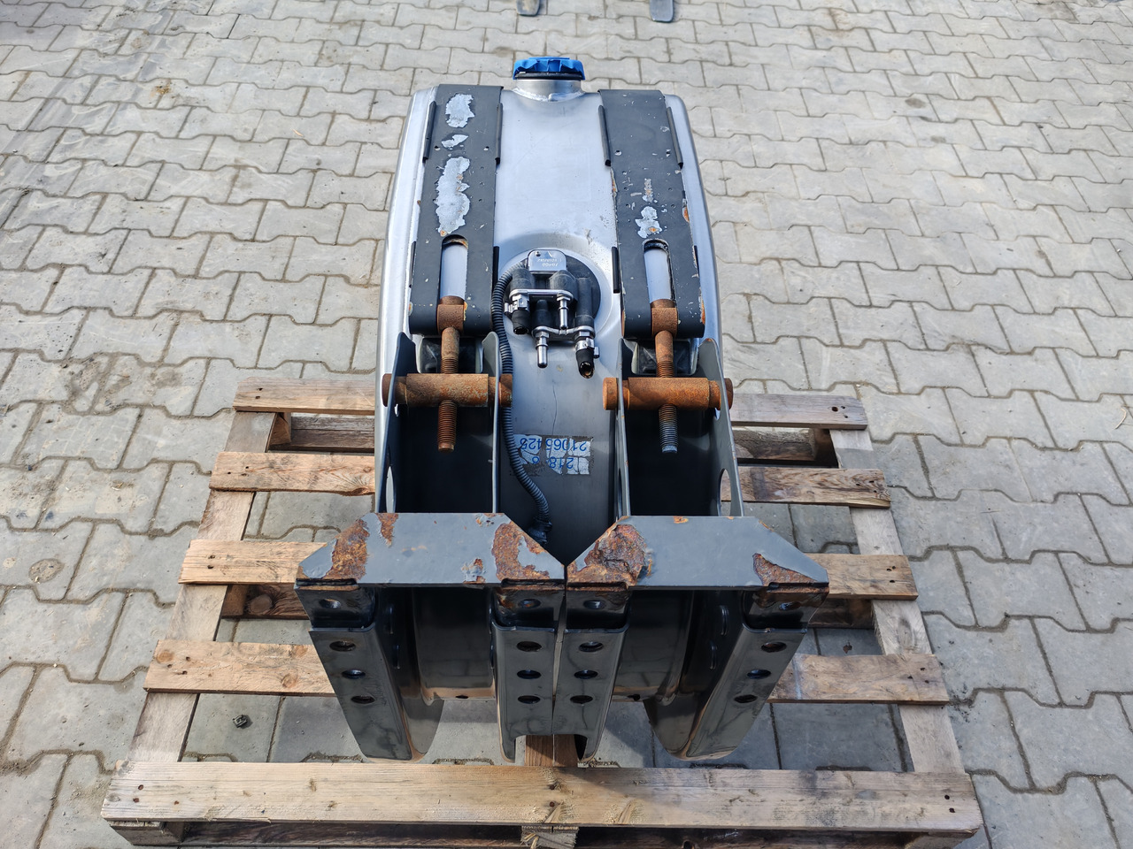 VOLVO RENAULT / COMPLETE ADBLUE TANK / 21065425 - Tangki adBlue: gambar 5 VOLVO RENAULT / COMPLETE ADBLUE TANK / 21065425 - Tangki adBlue: gambar 5