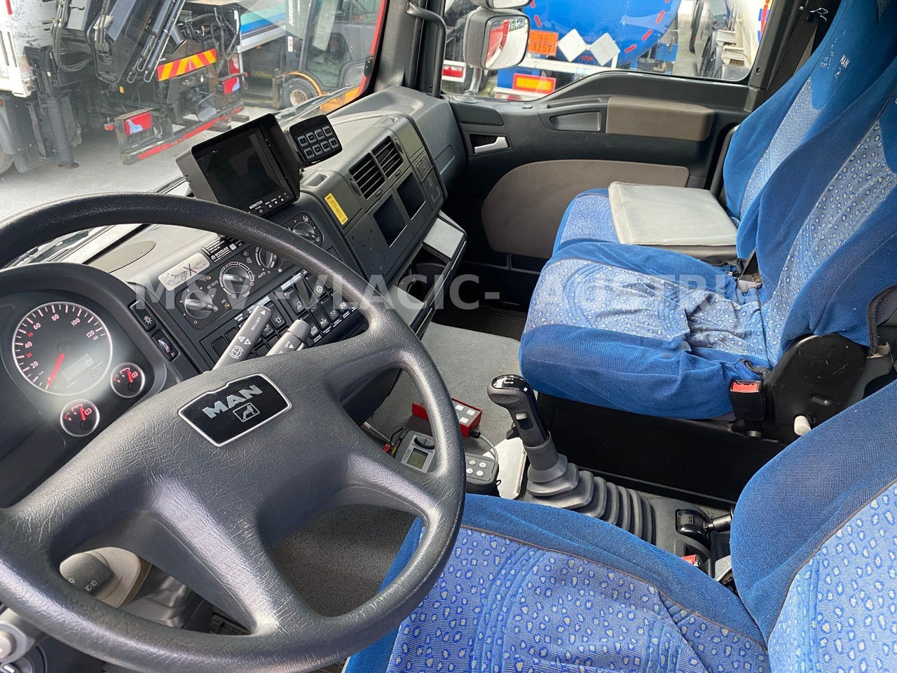 MAN 33.440 6x6 KRAN PM27 und Frontseilwinde 60lm - Truk flatbed, Truk derek: gambar 3 MAN 33.440 6x6 KRAN PM27 und Frontseilwinde 60lm - Truk flatbed, Truk derek: gambar 3