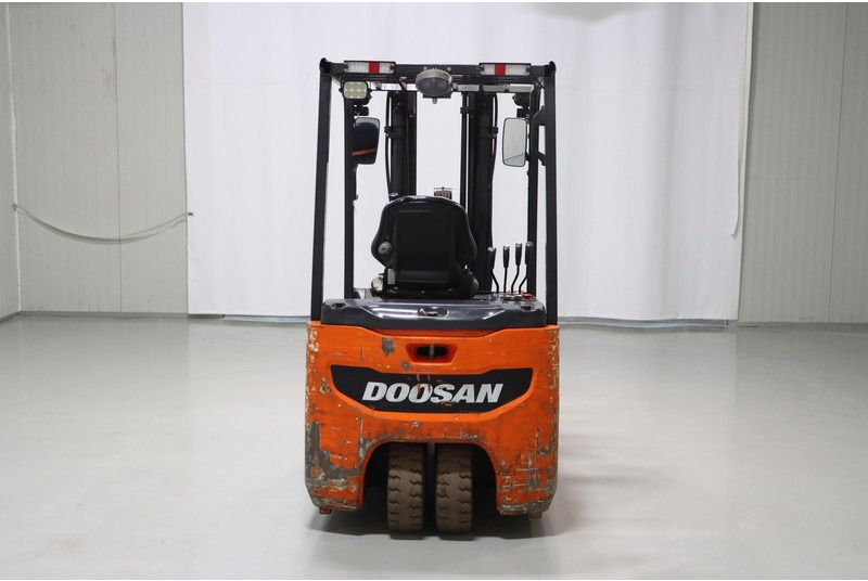 Doosan B20T-7 - Forklift listrik: gambar 4 Doosan B20T-7 - Forklift listrik: gambar 4