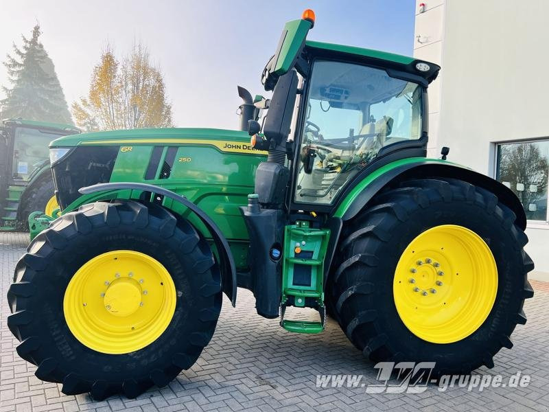 John Deere 6R 250 - Traktor: gambar 3 John Deere 6R 250 - Traktor: gambar 3