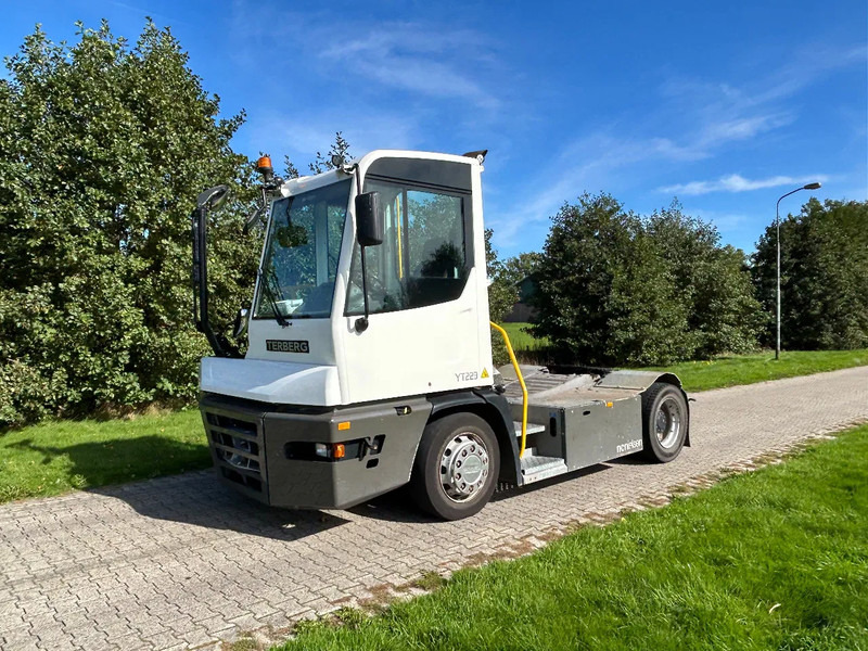 Terberg YT 223 | LOW HOURS | AIRCO | MEGA LOW LOADER | - Traktor terminal: gambar 1 Terberg YT 223 | LOW HOURS | AIRCO | MEGA LOW LOADER | - Traktor terminal: gambar 1