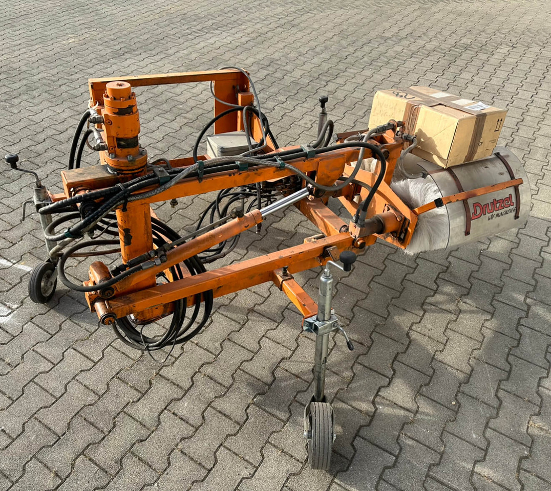 Unimog Leitpfostenwaschgerät Drutzel LWG-U-300 - Sapu: gambar 5 Unimog Leitpfostenwaschgerät Drutzel LWG-U-300 - Sapu: gambar 5