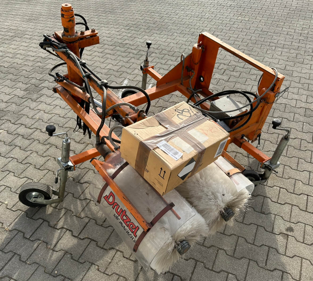Unimog Leitpfostenwaschgerät Drutzel LWG-U-300 - Sapu: gambar 3 Unimog Leitpfostenwaschgerät Drutzel LWG-U-300 - Sapu: gambar 3