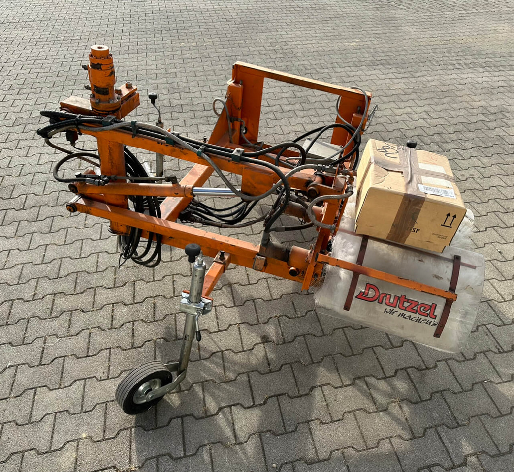 Unimog Leitpfostenwaschgerät Drutzel LWG-U-300 - Sapu: gambar 4 Unimog Leitpfostenwaschgerät Drutzel LWG-U-300 - Sapu: gambar 4