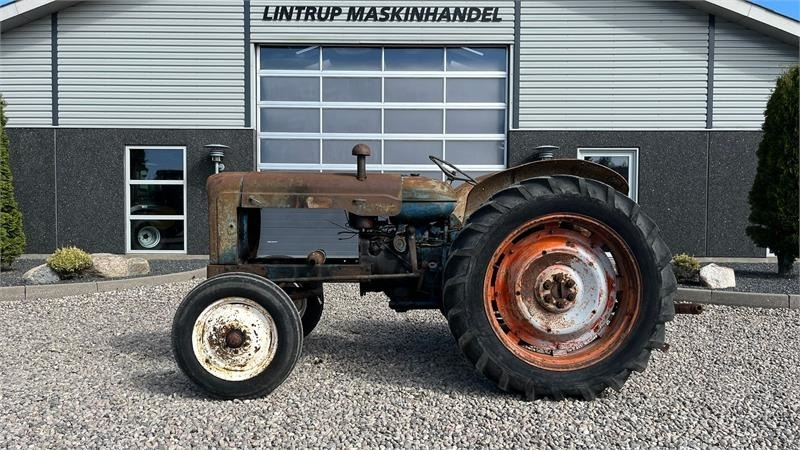 Fordson Major Motoren mangler, men mange god dele. - Traktor: gambar 1 Fordson Major Motoren mangler, men mange god dele. - Traktor: gambar 1